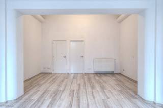 <p><span>Gelijkvloers appartement met terras!</span></p>
<p><span> </span></p>
<p><span>Dit appartement is gelegen op het gelijkvloers van een gerenoveerd pand met een gemeenschappelijke gang in de prachtige art deco stijl. Vanuit de inkomhal hebt u toegang tot de keuken die over alle comfort beschikt; een vaatwasser, een ijskast, een oven en een keramische kookplaat. Deze geeft uit op de leefruimte met veel lichtinval en authentieke elementen zoals een mozaïek-koepel. Vanuit de leefruimte heeft u toegang tot het gezellige terras. Verder heeft u een ruim slaapgedeelte van ca. 16 m². De badkamer beschikt over een lavabo met spiegel, een toilet en een douche. Verder is er een bergruimte voorzien waar u een wasmachine kan aansluiten. Tenslotte hebt u nog een private kelderruimte en kan u de fiets opbergen in de fietsenstalling.</span></p>
<p><span> </span></p>
<p><span>De locatie is zeer centraal: kortbij het Centraal Station, de Keyserlei en de Meir. De winkels op het Sint-Jansplein en de Paardenmarkt zijn op wandelafstand.</span></p>
<p><span> </span></p>
<p><span>Dit appartement is beschikbaar vanaf 1/8/2026. De gemeenschappelijke kosten bedragen 75 euro/maand en omvatten de verlichting en elektriciteit + onderhoud van de gemeenschappelijke delen. De minimum duur van de huurovereenkomst is 3 jaar.</span></p>