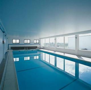 Studio soigné avec une magnifique vue frontale sur la mer, situé au rez-de-chaussée. Le salon lumineux combine espace de vie et espace de sommeil...