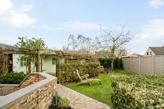 Instapklare woning te Deerlijk (Molenhoek).Deze half open bebouwing bestaande uit: inkomhal met toilet, lichtrijke woonkamer (houtkachel) - salon met...