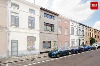 <p>In de rustige Tweekapellenstraat in Gentbrugge bevindt zich dit op te frissen rijhuis. De ligging is gunstig, op slechts 7 minuten fietsen van het stadscentrum, met winkels, openbaar vervoer en scholen in de nabije omgeving. Het Arbedpark ligt vlakbij, wat bijdraagt aan de aangename woonomgeving.</p>
<p>Bij het betreden van de woning komt u binnen in de ruime leefruimte. Op het gelijkvloers bevinden zich verder de keuken, badkamer en een veranda. Op de eerste verdieping zijn er twee ruime slaapkamers. De zolderverdieping biedt nog de mogelijkheid om omgevormd te worden tot één of twee extra slaapkamers.</p>
<p>De woning beschikt bovendien over een gezellig stadstuintje, ideaal om in alle rust buiten te genieten.</p>
<p>Deze woning is ideaal voor starters, gezinnen of investeerders die op zoek zijn naar een ruime woning met veel potentieel.</p>
<p>Beschikbaar bij akte.</p>
<p>Contacteer Top Vastgoed voor meer info en een bezoek op 0475 700 700.</p>