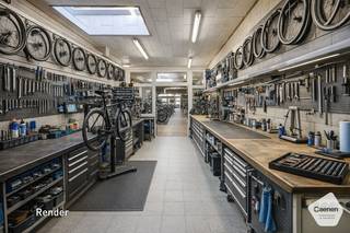U kunt een BOD uitbrengen op deze woning, rekening houdend met de AANVANGSPRIJS van <strong>€ 590.000,00</strong>, elk hoger BOD wordt voorgelegd aan de eigenaars die al dan niet kunnen ingaan op dit aanbod.<br /><br />Bent U op zoek naar dit commercieel pand met ruimte, flexibiliteit en toekomstpotentieel? <strong>Dit eigendom met 462 vierkante meter handelsoppervlakte </strong>biedt een unieke kans voor ondernemers die hun zaak willen starten of uitbreiden. Momenteel ingericht als bakkerij, beschikt het pand over <strong>een functionele winkelruimte</strong> met aangename uitstraling en voldoende plaats voor productie en verkoop. Achteraan bevindt <strong>een ruime dubbele garage</strong>, ideaal voor stockage, logistiek of als extra werkruimte. <br /><br />De combinatie van een ruime handelsruimte en achterliggende werkzones creëert een sterke meerwaarde voor ondernemers die op zoek zijn naar flexibiliteit en groeipotentieel. Hierdoor is het pand niet alleen geschikt voor voedingsactiviteiten zoals een bakkerij, slagerij, traiteurzaak of horecaconcept, maar ook voor andere commerciële invullingen zoals een winkel, showroom, praktijkruimte (medisch of paramedisch), kantoorruimte, fitness- of wellnessconcept, of een creatieve werkplek.<br /><br /><strong>Wonen en werken op 1 adres is hier ook mogelijk gezien de woonst boven het handelsgedeelte.</strong><br /><br /><strong>De ruime woonst</strong> op de eerste en tweede verdieping met volledig ingerichte keuken &amp; open leefruimte met gashaard, slaapkamer en <strong>zuidgericht dakterras</strong>. Op de tweede verdieping is er nog een badkamer met ligbad, toilet, dubbele wastafel in meubel en vier mooie slaapkamers.<br /><br /><u><strong>Sterke punten van dit pand:</strong></u>
<ul>
	<li><strong>Commerciële ruimte</strong> met huidige invulling als bakkerij;</li>
	<li>Het pand beschikt over <u><strong>twee afzonderlijke ingangen</strong></u>, zowel aan de voor- als achterzijde, wat zorgt voor een <u><strong>vlotte toegankelijkheid en een praktische scheiding </strong></u>tussen commerciële en operationele activiteiten;</li>
	<li>Grote, flexibel in te richten ruimtes;</li>
	<li><strong>Dubbele garage en ingang</strong> met tal van mogelijkheden;</li>
	<li>Handelsfonds te bespreken met eigenaar indien uitbating bakkerij;</li>
	<li>Op de eerste verdieping en de tweede is er nog een volledig ingericht woongedeelte.</li>
</ul>
Kortom een pand dat meegroeit met Uw ambities en zich leent tot verschillende commerciële concepten met woonfunctie erbij.<br /><br />Voor vragen of meer informatie omtrent dit pand contacteer ons gerust via: <strong>oostkamp@caenen.be</strong>