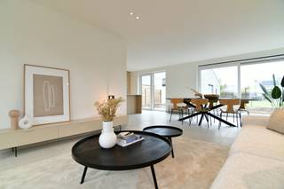 Jouw nieuwe thuis, helemaal naar jouw smaak. Deze nieuwbouwwoning is gelegen in de mooie gemeente Schellebelle. De nabijheid van station, scholen, natuurgebied en het dorpscentrum zijn mooie troeven. Ideale omgeving voor zowel jonge gezinnen als singles of senioren.<br /><br />Als koper krijg je bij deze nieuwbouwwoningen de unieke kans om zelf mee te bepalen hoe jouw woning eruitziet. Van vloer- en wandafwerking tot sanitaire toestellen en keuken: samen met onze betrouwbare partnerleveranciers kies je de materialen en afwerking die passen bij jouw persoonlijke stijl én budget.<br /><br />Praktische en ruime indeling<br /><br />Gelijkvloers<br />Je komt binnen in een ruime inkomhal met gastentoilet. Van hieruit kom je in de lichtrijke leefruimte met open keuken, een aangename plek om te koken, te ontspannen en samen te genieten. Daarnaast beschikt de woning over een ruime, praktische berging.<br /><br />Verdieping<br />Op de eerste verdieping bevindt zich de nachthal met apart toilet. Je vindt er drie volwaardige slaapkamers en een ruime badkamer, uitgerust met een ligbad, douche en dubbel lavabomeubel.<br /><br />Zolder<br />Via het zolderluik is de zolder bereikbaar. Deze ruimte biedt heel wat extra mogelijkheden en is ideaal als praktische opbergruimte.<br /><br />Troeven van deze woningen<br />Energiezuinig wonen dankzij een lucht/water-warmtepomp en vloerverwarming<br />Zonnige tuinen, ideaal om volop van het buitenleven te genieten<br />Regenwaterput van 7.500 liter, aangesloten op de toiletten, wasmachine en buitenkraan<br />Mogelijkheid tot een carport bij de halfopen bebouwingen<br />Vrije keuze in materialen en afwerking, afgestemd op jouw smaak en budget<br />Op zoek naar jouw nieuwe thuis?<br /><br />Ben je op zoek naar een moderne, energiezuinige en comfortabele nieuwbouwwoning die je bovendien helemaal naar jouw eigen smaak kunt laten afwerken? Neem dan snel contact met ons op voor meer informatie of maak een afspraak voor een bezichtiging van één van onze kijkwoningen.<br /><br />De foto's zijn referentiebeelden van eerder gerealiseerde projecten en kunnen afwijken van de uiteindelijke uitvoering.