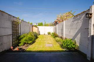 Ligging<br /><br />Deze charmante woning is gelegen in Sint-Amandsberg, op korte afstand van Gent-Dampoort en op fietsafstand van het centrum van Gent. Dankzij de uitstekende ligging bevinden winkels, scholen, openbaar vervoer en dagelijkse voorzieningen zich in de directe omgeving. Een ideale locatie voor wie centraal wil wonen met alles binnen handbereik.<br /><br />Indeling<br /><br />Deze woning werd in 2019 gerenoveerd en biedt een warme, instapklare thuis met een praktische indeling. Op het gelijkvloers vindt u een gezellige leefruimte met open keuken, een badkamer, een apart toilet en directe toegang tot een mooie zonnige tuin, een absolute troef om van buitenruimte en rust te genieten.<br /><br />Op de eerste verdieping bevindten zich twee slaapkamers, op de tweede verdieping is er nog een ruime slaapkamer te vinden. <br /><br />Troeven<br /><br />Gerenoveerd in 2019<br />3 ruime slaapkamers<br />Gezellige leefruimte met open keuken<br />Zonnige tuin<br />Badkamer op het gelijkvloers + apart toilet<br />Goede ligging nabij Gent-Dampoort<br />Fietsafstand van centrum Gent<br />Winkels en openbaar vervoer in de buurt<br /><br />Deze prijs is een vanaf prijs.<br /><br />Een charmante en instapklare woning met tuin op een uitstekende locatie — ideaal voor wie comfortabel wil wonen nabij Gent.<br /><br />Interesse? Voor meer info en/of bezoek bel Arthur: 0473 90 90 94