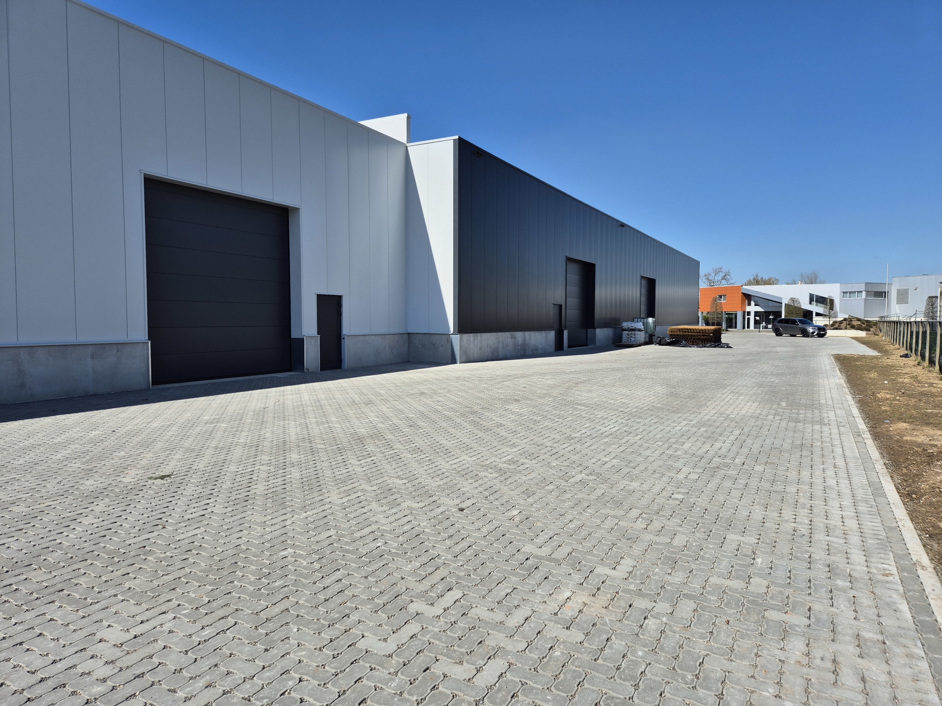 TE KOOP: KMO-unit 2 (opp. 375m²) op 'Jagersborg' in Maaseik - foto 2