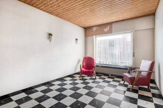 Ruime woning nabij belangrijke invalswegen....<br /><br />Deze brede woning heeft een voortuintje met oprit, waardoor er zowel in de garage als voor de garage op privéterrein kan geparkeerd worden.<br />Via de inkomhal komen we rechtstreeks uit in de leefruimte, die aansluit aan de achteraan gelegen keuken met uitzicht op de mooie diepe west-geöriënteerde tuin.<br />Via de veranda is er toegang tot de garage, die eveneens dienst doet als wasberging.<br />Vanuit de inkomhal met gastentoilet kunnen we naar de eerste verdieping, die verrassend groot is en bijgevolg 4 mooie slaapkamers en een badkamer herbergt. Via een zolderluik is de bovenliggende zolder toegankelijk. <br />Verder is er ook nog een praktische bergkelder aanwezig.<br /><br />Deze te renoveren woning is op zoek naar een gezin die enerzijds kan genieten van de rust in de tuin en anderzijds overal dichtbij wil zijn. Via de ring R8 zijn namelijk alle belangrijke invalswegen gemakkelijk bereikbaar zijn en zijn scholen, winkels en openbaar vervoer eveneens op korte afstand toegankelijk.