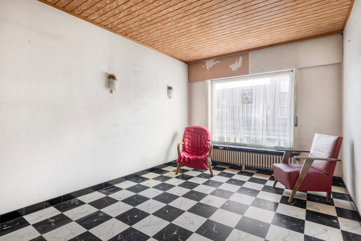 Te renoveren woning met 4 slaapkamers en garage! - foto 2