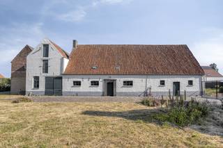 This historic farm to be renovated, located on a spacious plot of 1,338 m² in picturesque Jabbeke, harmoniously combines rural serenity and a strategic location.<br /><br />The spacious plot offers various options for renovation and redevelopment, making it suitable for both private and commercial purposes. The characterful structure and authentic architectural style form a solid basis for a high-quality restoration, preserving the historic character while integrating contemporary living comfort.<br /><br />In addition, the farm has excellent accessibility, with easy connections to nearby cities such as Bruges and Ostend, as well as direct access to major access roads. This combination of peace and accessibility makes this a rare opportunity.<br /><br /><br /><br />