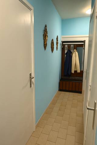 Dit verzorgd gelijkvloers appartement in een rustige residentiële buurt biedt een lichtrijke leefruimte, volledig ingerichte keuken, twee...