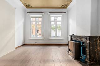 <p>Te koop: karaktervolle gesloten bebouwing in Antwerpen, op wandelafstand van het populaire Park Spoor Noord en met een zeldzame tuin.<br /><br />Deze authentieke woning is momenteel ingedeeld in vier units, maar officieel gekend als één woning. Dat biedt tal van mogelijkheden: van een ruime gezinswoning tot een combinatie van wonen en werken of een opbrengsteigendom, volledig in te richten naar eigen wensen. Gelegen in een levendige buurt met horeca, winkels en ontspanning binnen handbereik, geniet je bovendien van een vlotte verbinding naar het centrum van Antwerpen. Deze woning beschikt over tal van karaktervolle elementen zoals hoge plafonds, sierlijke moulures, originele schouwen en houten vloeren die de woning een warme en charmante uitstraling geven. In combinatie met de stadstuin – een echte zeldzaamheid op deze locatie – biedt dit pand enorm veel potentieel om een prachtige en unieke thuis te creëren.<br /><br />Belangrijkste ruimtes:<br />• Drie kelderruimtes<br />• Glv: Een inkomhal met vestiaire, een woonkamer, een eetkamer, een keuken, één slaapkamer, een badkamer, een toilet en een gezellige tuin.<br />• 1eV: Een woonkamer, een keuken, twee tot drie slaapkamers, een badkamer, een toilet, een terras. <br />• 2eV: Een woonkamer, een keuken, één slaapkamer, een badkamer, een toilet, een wasplaats.<br />• 2eV: Een woonkamer, een keuken, één slaapkamer (mezzanine), een badkamer.<br /> </p>