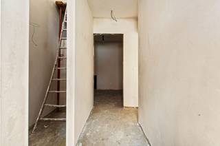 Ideaal gelegen energiezuinige eengezinswoning met drie slaapkamers, bureau en compacte onderhoudsvriendelijke tuin, dichtbij het centrum van Ekeren, het Veltwijckpark, International School en Antwerpen. De woning wordt volledig afgewerkt met kwalitatieve materialen en ruime budgetten voor vloeren, sanitair en keuken.<br /><br />Deze onderhoudsarme nieuwbouwwoning omvat drie niveaus onder schuin dak. <br />Het project heeft een stijlvolle en moderne architectuur, met veel aandacht voor licht en lucht en kent volgende optimale indeling :<br />Gelijkvloers met o.a. inkomhal, toilet, (fietsen)berging en een ruime leefruimte met zithoek, doorgroeiruimte en keuken met eethoek die toegang biedt tot het terras en buitenruimte.<br />De eerste verdieping omvat de nachthal, bureelruimte, hoofdslaapkamer en goed uitgeruste badkamer. <br />Op de tweede verdieping vinden we nog de technische berging en twee slaapkamers<br /><br />Totaalprijs inclusief btw en registratierechten komt op € 526.280,00<br /><br />Contacteer NEON VASTGOED voor meer info of een bezoek ter plaatse.