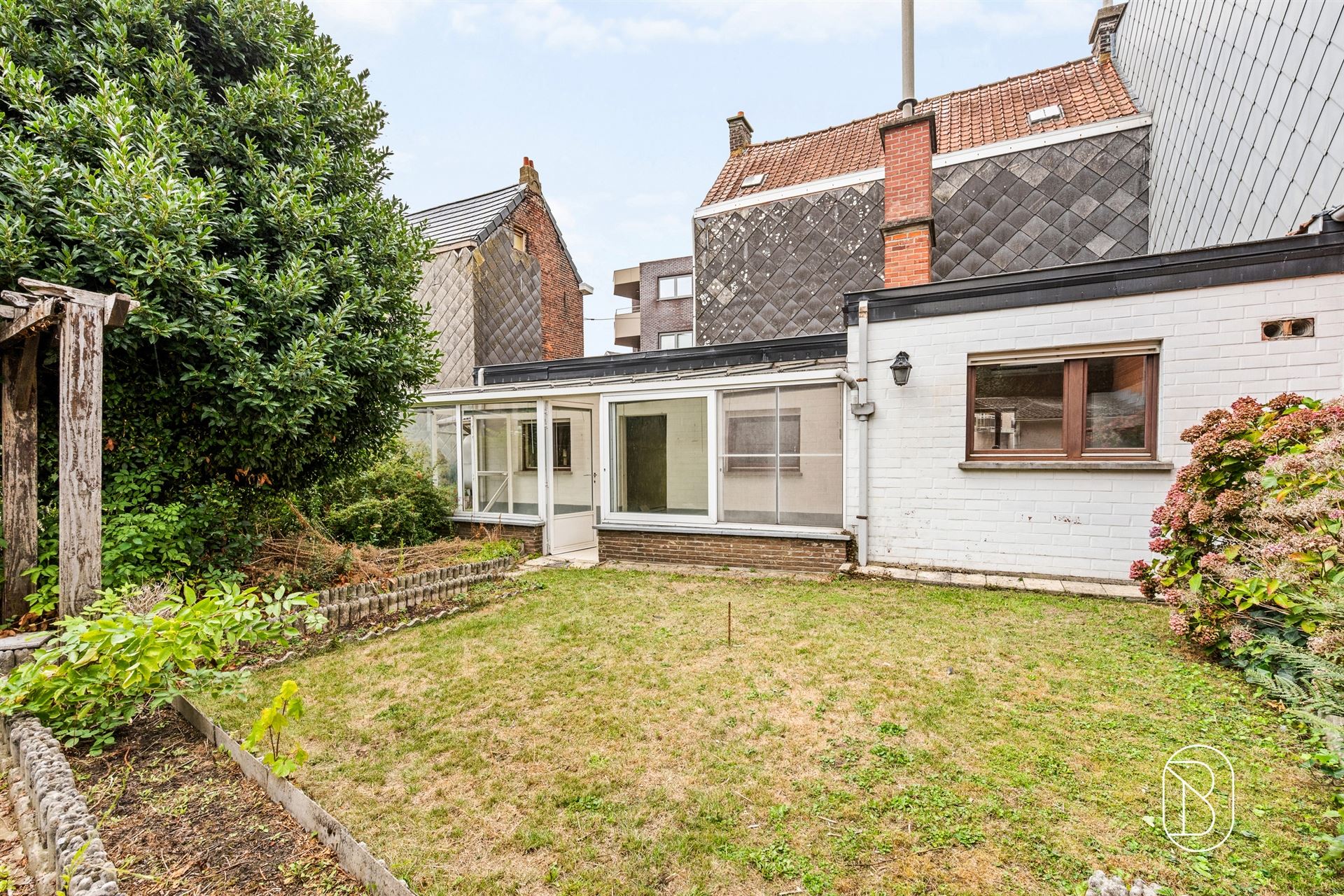 Goedgelegen degelijke woning met extra bouwgrond - foto 4