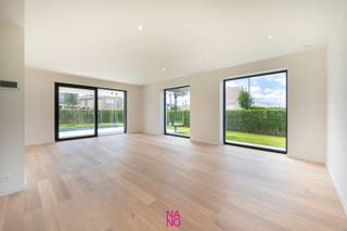 Prachtige alleenstaande en energiezuinige villa met zwembad en alle hedendaags modern comfort ( zonnepanelen, warmtepomp,... ), gelegen op een terrein van 699 m² en dit in een residentiële villawijk te Knokke-Heist. Deze villa is ingedeeld al volgt: Gelijkvloers: woonkamer met overdekt terras, volledig ingerichte keuken voorzien van een granieten tablet, gastentoilet, berging, dubbele garage, dubbele carport, parking en een ruime zuidgerichte tuin met verwarmd zwembad.<br />1ste verdiep: nachthal, toilet, wasplaats, 4 slaapkamers, 2 badkamers.<br />Dakverdiep: slaapkamer met douchekamer / hobbyruimte<br />Voorzien van alle hedendaags comfort: vloerverwarming, warmtepomp, ventilatie systeem D, zonnepanelen, domotica, …<br />Deze villa werd volledig afgewerkt, klaar voor een zorgeloze intrek.<br />Mogelijkheid tot aankopen aan het verlaagd btw-tarief van 6% als u voldoet aan de opgelegde voorwaarden.<br />