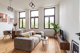 Dit recent volledig gerenoveerd appartement bevindt zich op de tweede verdieping van een klein gebouw.Locatie:Op het Zuid met zowel de gezellige...