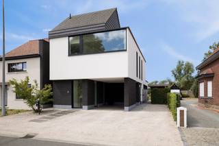 <p><span>Prachtige architecturale parel in Laarne! </span></p><p><span>Deze woning is gelegen op een toplocatie, in de rust en toch vlakbij de dorpskern, verbindingswegen in de nabijheid! Bij deze woning staan licht en architectuur centraal, het prachtige uitzicht wordt van binnenuit optimaal benut! Deze woning werd gebouwd in 2019 en voldoet aan de hedendaagse normen (EPC 26,38 kWh/(m²jaar)!</span></p><p><span>Doorheen de woning zijn er ontzettend veel ingewerkte opbergmogelijkheden en bergruimtes.</span></p><p><span>Op het gelijkvloers bevinden zich de inkomhal, een toilet, een bergruimte met tal van inbouwkasten, een open keuken met aansluitend een ruime berging, en woonkamer met schuifraam dat uitgeeft op de tuin en zicht op groen en natuur.</span></p><p><span>Op de eerste verdieping bevinden zich de masterbedroom, met ingebouwde kasten. Een prachtige open hobbyruimte of bureau. Zowel in de slaapkamer en deze ruimte heeft u een prachtig zicht op de natuur. </span></p><p><span>De connectie met buiten wordt in deze woning centraal gezet. Verder zijn er nog 2 slaapkamers, een apart toilet en een ingerichte badkamer met dubbele wastafel, ligbad en douche. Op de tweede verdieping is er nog een ruime zolder.</span></p><p><span>Er is een carport en voldoende parkeerplaats op de oprit en een tuinhuis.</span></p><p><span>Bent u ook gecharmeerd door deze woning? Neem graag contact op om uw bezoek te plannen.</span></p><p><span>EPC 26,38 kWh/(m²jaar), geen renovatieplicht; Si in aanvraag; P-score A, G-score A; </span><span>Bestuursmaatregelen in het maatregelenregister: nee.</span></p><p><span> </span></p><p><span> </span></p>