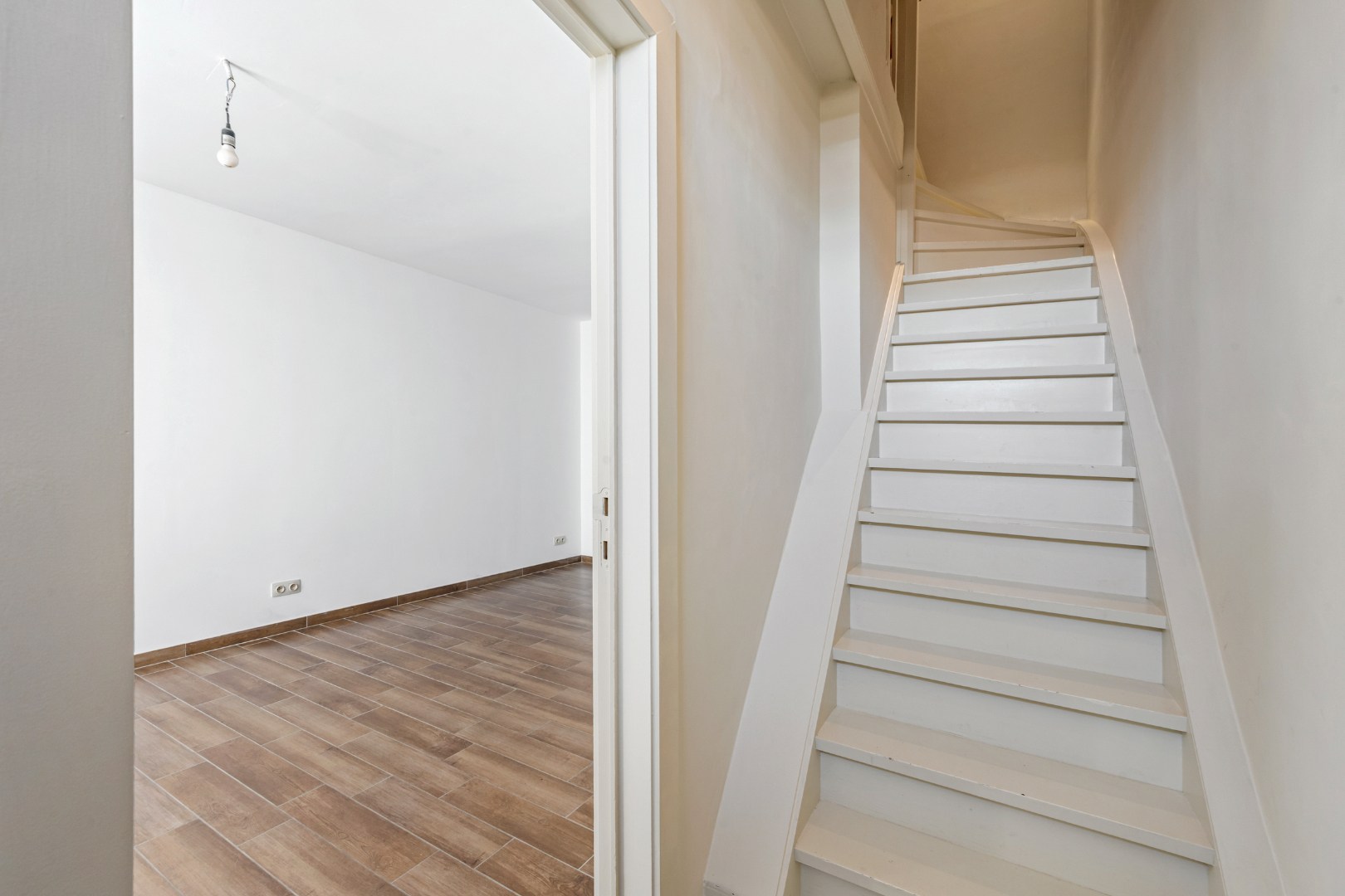 Grotendeels gerenoveerde woning met 2 slaapkamers, ruime zolder en tuin te Menen - foto 3