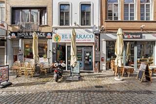 In één van de meest levendige buurten voor horeca in Gent, vinden we dit handelspand. De eigendom bestaat uit de gelijkvloerse verdieping en ruime privatieve kelder.<br />De indeling: binnenin is er één grote open ruimte met achteraan de afgesloten keuken. Er is een netto vloeroppervlakte van 51 m2 + een kelder van 40 m2. Buiten op het terras is er plaats voor 15 à 20 personen en binnen nog eens voor 20 à 25 personen. Zeer veel potentieel dankzij de toegankelijke ruimtes en de vele mogelijkheden.<br />Het pand is momenteel verhuurd. Alle informatie m.b.t. rendement en huurovereenkomst is beschikbaar op kantoor.<br /><br />Voor bezoekmomenten of voor meer informatie contacteer info@oko.immo of 0484 14 96 86.