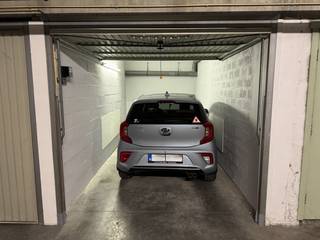 Bent u op zoek naar een veilige en vlot bereikbare parkeeroplossing in Middelkerke? Deze garagebox, gelegen in de Koninginnelaan 99, biedt een praktische oplossing voor het stallen van uw wagen of als extra opslagruimte.<br /><br />De garage heeft een afmeting van ongeveer 5,10 m diep en beschikt over een praktische indeling die geschikt is voor verschillende types wagens. Dankzij het gebouw in eigen beheer geniet u bovendien van een uiterst lage syndicale kost.<br /><br />Afmetingen:<br /><br />Hoogte: 2,02 m<br /><br />Breedte inrit: 2,12 m<br /><br />Breedte garage: 2,38 m<br /><br />Diepte: 5,10 m<br /><br />De centrale ligging in Middelkerke zorgt voor een vlotte bereikbaarheid en maakt deze garage interessant voor zowel eigen gebruik als investering.<br /><br />Voor meer informatie of een bezoek kunt u contact opnemen met Inti op inti@immofrancois.be of 0499 74 89 74.<br /><br />