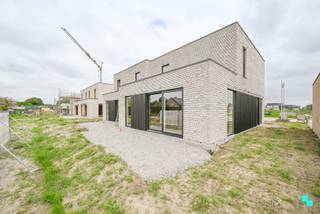 Ontdek deze prachtige (nog verder te bouwen) nieuwbouwwoning, ideaal gelegen nabij het centrum van Wielsbeke. Met een perceeloppervlakte van 312m²...
