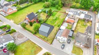 <p><span>Bouwgrond voor open bebouwing in Tremelo</span></p><p><span> </span></p><p><span>Deze bouwgrond is gelegen op een bijzonder gunstige en centrale locatie in Tremelo in het woonlandschap Ninde, op de zuidwestelijke rand van de dorpskern. De ligging combineert een vlotte bereikbaarheid via belangrijke invalswegen en het centrum met een rustige, groene omgeving nabij de Dijle. </span></p><p><span> </span></p><p><span>Het perceel heeft een oppervlakte van ca. 884 m² en een straatbreedte van 18,35 meter, wat ruime mogelijkheden biedt voor het realiseren van een vrijstaande ééngezinswoning. Er werd reeds een stedenbouwkundig attest afgeleverd.</span></p><p><span> </span></p><ul><li><span>Max. bouwdiepte 15 meter op het gelijksvloers - 12 meter op de verdieping</span></li><li><span>Max. dakhelling 45°</span></li><li><span>Mogellijkheid tot bouwen van bijgebouw (berging / tuinhuis) van max. 20m²</span></li><li><span>De bouwvrije zijtuinstroken bedragen minimaal 3,00m aan de linkerkant en 5,15m aan de rechterkant</span></li></ul><p><span> </span></p><p><span>Gelegen in woongebied en ideaal voor wie op zoek is naar een kwalitatieve bouwgrond voor het realiseren van een ruime gezinswoning in een rustige, doch goed bereikbare omgeving.</span></p><p><span> </span></p><p><span>015 20 36 00 - <span>info@domoxim.be</span></span></p><p><span> </span></p><p><span>domoXim. Waar dromen thuis komen!</span></p><p><span> </span></p><p><span>Ook de waarde van je </span><span>eigen</span><span> woning kennen? Wij geven je graag advies.</span></p>