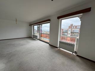 <strong>DILBEEK - TE KOOP - Ruim appartement </strong>gelegen op de vijfde verdieping gelegen in de nabijheid van het openbaar vervoer en met open uitzicht. <br /><br />Ruime woonkamer met aparte, gedeeltelijk ingerichte keuken. Twee ruime slaapkamers en een derde kleinere kamer, eventueel in te richten al bijkomende kamer, bureau of dressing. Inkomhal met ingebouwde kasten. Badkamer met wastafel, ligbad en douchekraan. Apart toilet met aansluitingen voor de wasmachine en/of droogkast. Aparte nachthal. Twee balcons met open zicht. Appartement te bereiken met de lift of via de trappenhal. Aparte berging in de garage inbegrepen. <br /><br />2 staanplaatsen in de garage aan te kopen voor 30.000euro. <br /><br />Strategische ligging nabij alle voorzieningen alsook de oprit van de Brusselse ring. Stevig en gezond gebouw.<br /><br />Grondig op te frissen appartement maar zonder renovatieverplichting (EPC label B). <br /><br />Interesse? Vraag een bezoek aan via info@dehenauvastgoed.be of per gsm: 0473 36 48 23.