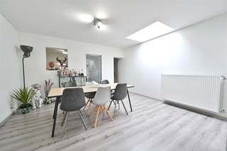 <p>Deze charmante en instapklare woning bevindt zich in een rustige, doodlopende en kindvriendelijke straat, terwijl alle dagelijkse voorzieningen vlakbij zijn. Winkels, scholen, openbaar vervoer en het sportpark van Nijlen liggen op korte afstand. Dankzij de centrale ligging bereikt u bovendien vlot omliggende gemeenten en belangrijke verbindingswegen, waardoor u hier geniet van een ideale combinatie van rust en bereikbaarheid.<br /><br />De woning dateert van 1952, maar werd doorheen de jaren grondig opgefrist en gerenoveerd. Vandaag biedt ze dan ook een moderne en instapklare woonomgeving. Via de inkomhal met gastentoilet betreedt u de woning. Aansluitend bevindt zich de woonkamer, die overgaat in een aangename leefruimte met een moderne open keuken. Deze keuken is uitgerust met alle nodige toestellen en biedt veel kastruimte. Dankzij de grote lichtkoepel en de directe verbinding met het terras en de tuin geniet de leefruimte bovendien van een mooie natuurlijke lichtinval.<br />Op het gelijkvloers bevindt zich verder een praktische bureauruimte met ingemaakte kasten, die ook perfect kan dienen als gelijkvloerse slaapkamer. Daarnaast is er een functionele wasplaats met douchecabine, wat zorgt voor extra comfort en praktisch gebruik.<br /><br />De eerste verdieping telt twee ruime slaapkamers en een badkamer uitgerust met ligbad, toilet en lavabo.<br /><br />Ook buiten heeft deze woning heel wat te bieden. De gezellige, volledig omheinde tuin met westelijke oriëntatie vormt een aangename plek om te genieten. Achteraan het perceel bevindt zich bovendien een diepe garage, wat zorgt voor praktische parkeermogelijkheden en extra bergruimte.<br /><br />Dankzij onder meer hoogrendementsbeglazing, dakisolatie en een gascondensatieketel behaalt de woning een EPC-label C.<br /><br />Kortom, een verzorgde en lichtrijke woning met ruime leefruimtes, moderne keuken en aangename tuin, gelegen op een rustige maar centrale locatie. Ideaal voor starters, koppels of jonge gezinnen die op zoek zijn naar een instapklare woning in Nijlen. Kom snel deze woning samen met ons ontdekken. Contacteer Dupont Vastgoed - Jonas Knaepen (BIV 518894) voor een bezoek ter plaatse op 0471 91 88 46.</p>