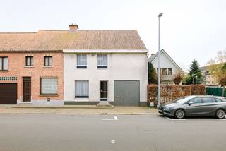 Nabij het centrum van Kemzeke vindt u deze gezellige woning met heel wat potentieel na renovatie. Bent u op zoek naar een toffe starterswoning...