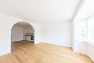 <p><span>Gelegen aan de rand van het regionale park Scheutbos in Anderlecht, op de tweede verdiepeing van een gebouw met 3 verdiepingen,</span> bieden wij u dit prachtige, volledig gerenoveerde appartement met twee slaapkamers van 88 m² + terras<span>. Het biedt: een grote woonkamer, volledig uitgeruste open keuken, </span>twee slaapkamers, een terras op het westen, een badkamer en een apart toilet. <span>Wasruimte. Kelder. EPC D. Elektriciteit conform. Dit pand zal u bekoren door de kwaliteit van de renovatie, de ideale ligging en de buitenruimte. Een absolute bezoek waard ! </span></p>