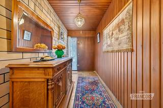 Bent u op zoek naar een warme thuis waar ruimte, licht en comfort centraal staan? Dan is deze te renoveren bungalow absoluut een bezoek waard.<br /><br />Via de inkomhal komt u terecht in een ruime en aangename leefomgeving. De lichtrijke woonkamer staat in directe verbinding met de veranda, die uitkijkt op de prachtige, zuidwestgerichte tuin. Aansluitend bevindt zich de uitgeruste keuken, een ideale plek voor gezellige familiemomenten.<br /><br />De woning beschikt op het gelijkvloers over drie volwaardige slaapkamers en een badkamer, wat zorgt voor optimaal wooncomfort en levenslang wonen mogelijk maakt. Daarnaast is er een inpandige dubbele garage met voldoende ruimte voor wagens, opslag of een hobbyruimte.<br /><br />Op de verdieping bevindt zich een vierde slaapkamer, aangevuld met een grote zolderruimte die tal van mogelijkheden biedt als berging, hobbykamer of extra woonruimte.<br /><br />De ruime tuin vormt een echte troef en biedt dankzij de zuidwestelijke oriëntatie de hele dag door zon en privacy. Bovendien geniet de woning van een rustige ligging, terwijl winkels, scholen en openbaar vervoer zich op korte afstand bevinden.<br /><br />Een ideale woning voor wie op zoek is naar ruimte, rust en de mogelijkheid om een eigen woonproject te realiseren.<br /><br />