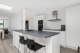 Instapklare woning met 3 slaapkamers en ZW tuin in het centrum van KontichAlgemeen:- Leefruimte met optimale lichtinval dankzij grote raampartijen- 3...