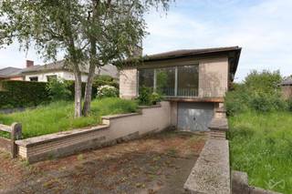 <strong>Te renoveren woning met tuin op gegeerde ligging in Nieuw Overlaar (Tienen)</strong><br /><br />Bent u op zoek naar een woning die u volledig naar eigen smaak en wensen kunt renoveren? Dan biedt deze charmante woning in Nieuw Overlaar een unieke opportuniteit. Gelegen in een rustige en groene woonomgeving, beschikt deze eigendom over een aangename tuin en vormt zij de ideale basis voor wie op zoek is naar een renovatieproject met veel potentieel.<br /><br /><strong>Nieuw Overlaar</strong> is een van de meest gegeerde woonomgevingen van Tienen. Deze residentiële buurt combineert rust, groen en een uitstekende bereikbaarheid. U geniet hier van een landelijke sfeer, terwijl alle voorzieningen zich op korte afstand bevinden.<br />In de onmiddellijke omgeving vindt u tal van wandel- en fietsmogelijkheden doorheen het Hagelandse landschap. Daarnaast bevinden scholen, kinderopvang, sportfaciliteiten, supermarkten en lokale handelszaken zich op een vlotte afstand van de woning. Ook het openbaar vervoer is goed vertegenwoordigd, waardoor u zich gemakkelijk kunt verplaatsen.<br />De verbinding met het centrum van Tienen vormt een absolute meerwaarde. Het stadscentrum biedt een uitgebreid aanbod aan winkels, horeca, cultuur en recreatie. Bovendien beschikt Tienen over een treinstation met rechtstreekse verbindingen naar onder meer Leuven, Brussel en Luik. Dankzij de nabijheid van belangrijke invalswegen geniet u eveneens van een vlotte aansluiting richting Leuven, de E40 en andere omliggende steden.<br /><br /><strong>Deze woning</strong> biedt een uitstekende basis voor een totaalrenovatie en laat toekomstige eigenaars toe om hun woonproject volledig naar eigen inzichten vorm te geven. De huidige indeling kan worden geoptimaliseerd en aangepast aan hedendaagse wooncomforteisen.<br />Een bijkomende troef is de leuke, zonnige tuin, waar u in alle rust kunt genieten van het buitenleven. De buitenruimte biedt tal van mogelijkheden voor tuinliefhebbers, gezinnen of wie graag een aangenaam terras creëert.<br /><br /><strong>Troeven</strong> op een rij:<br /><br />• Gelegen in Nieuw Overlaar, (stads)rand van Tienen <br />• Rustige en groene woonomgeving <br />• Vlotte verbinding naar het centrum van Tienen <br />• Nabij scholen, winkels, openbaar vervoer en sportfaciliteiten <br />• Volledig te renoveren naar eigen smaak <br />• Leuke tuin met veel potentieel <br />• Ideaal voor investeerders of starters <br />• Goede bereikbaarheid richting Leuven, Brussel en de E40 <br /><br />Bent u op zoek naar een woning met karakter, potentieel en een uitstekende ligging? Dan is dit renovatieproject in Nieuw Overlaar beslist een bezoek waard. Ontdek de mogelijkheden en realiseer hier uw droomwoning op een toplocatie in Tienen.