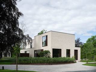 <strong>Hoogwaardig afgewerkte parkwoning met een bureauruimte op het GLV, gelegen in het gegeerde Drongen.</strong><br /><br />Deze halfopen bebouwing bevindt zich in een privaat parkdomein van ca. 4.900 m², gelegen in een groene en residentiële omgeving in Baarle-Drongen, op slechts 400 meter van De Leie. Dankzij de vlotte verbinding naar Gent-centrum en de kust combineert deze locatie rustig wonen in het groen met een goede bereikbaarheid. <br /><br />De parkwoning, opgetrokken in CLT, maakt deel uit van een kleinschalig en kwalitatief woonproject van ABS Bouwteam, naar een ontwerp van CAS Architecten. Door de sterke architectuur, duurzame bouwmethode en zorgvuldig gekozen afwerkingsmaterialen biedt deze woning een unieke woonbeleving die de tand des tijds doorstaat.<br /><br />De woning werd met bijzonder veel aandacht voor kwaliteit en detail afgewerkt. Zo werd gekozen voor elegante natuursteen, halfmassief parket en een stijlvolle keuken van Sistem. Maatwerk in de inkomhal en plafondhoge deuren versterken het architecturale karakter. Bovendien is de woning volledig geschilderd en reeds voorzien van gordijnen en verlichting.<br /><br />Deze woning werd uitgerust met een eigen diepteboring en een geothermische warmtepomp, een vooruitstrevende en duurzame techniek die garant staat voor optimaal wooncomfort, een laag energieverbruik en efficiënte verwarming én koeling.<br /><br />De woning beschikt onder meer over een bureauruimte op het GLV, twee slaapkamers en een badkamer op de eerste verdieping, een privatief terras van 16 m² (zuid-oostgericht) en het genotsrecht over een tuin van 83 m².<br /><br />Een bovengrondse parkeerplaats kan u optioneel aankopen voor €10.000 excl. kosten. Een ruime fietsenstalling en afvallokaal zijn voorzien. <br /><br /><strong>De totale aankoopprijs bedraag €776.000 incl. 12% registratierechten, 21% btw en volledige afwerking. Een uitzonderlijke prijs-kwaliteitverhouding.</strong><br /><br /><span>*de vastgoedinformatie is aanvraag</span>