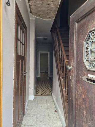 <span>Op zoek naar een interessant renovatieproject in het hart van Brugge?</span><br /><br /><span>Deze stadswoning vlakbij 't Zand dient volledig gestript te worden, maar kan mits een grondige renovatie perfect dienen als starterswoning of investeringspand.</span><br /><br /><span>Momenteel beschikt de woning over een inkomhal met apart toilet, een leefruimte met keuken en aparte eetkamer. De bovenverdieping biedt één grote slaapkamer met badkamer en aparte bergruimte.</span><br /><br /><span>Interesse om de handen uit de mouwen te steken of ben je op zoek naar de ideale investering? Contacteer dan Els van Immo De Stoute om een bezoek te brengen aan deze woning!</span>
