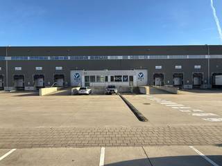 Uitstekend gelegen <strong>logistiek bedrijfsgebouw </strong>van 5.646 m² met 733 m² mezzanine beschikt over een <strong>vrije hoogte</strong> van maar liefst <strong>10,10 meter</strong> en <strong>6 laadkades</strong>. Verder is het magazijn voorzien van <strong>2 sectionale poorten</strong>, polybetonvloer (6T/m²), een <strong>goederenlift tot 2.000 kg</strong>, lichtstraten met rookluik en warmteblazers op gas. De kantoorruimte, met een oppervlakte van 182 m², is uitgerust met een kitchenette, sociale ruimte en sanitaire voorziening. Tevens zijn er 4 privatieve parkeerplaatsen ter beschikking en voldoende manoeuvreerruimte. <br /><br />Deze site biedt een goede logistieke ligging, gelegen langs de <strong>E17 </strong>(Antwerpen–Gent–Kortrijk) en op slechts 3 km van op- en afrit 15 Sint-Niklaas. Bovendien bevindt de <strong>E34 </strong>zich op slechts 20 minuten rijden, wat een vlotte verbinding biedt richting kuststeden en internationale routes. Dit pand is een absolute troef voor logistieke activiteiten. <br /><br />Heb je interesse of wil je de mogelijkheden meer in detail bespreken? Aarzel dan niet om contact op te nemen met <strong>Gill </strong>via het nummer <strong>0477 06 30 30</strong>.