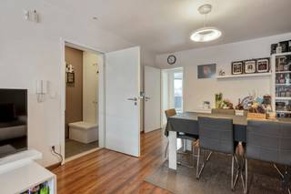 Instapklaar en<strong> energiezuinig</strong> appartement op toplocatie in Hoogstraten.<br /><br />Langs de inkomhal met gastentoilet betreden we dit verzorgde en lichtrijke appartement. De ruime leefkamer vormt het hart van de woning en sluit naadloos aan op de open leefkeuken, ideaal voor wie houdt van gezellig koken en samenzijn. Aangrenzend bevindt zich een praktische berging voor extra opslagruimte.<br /><br />Het slaapgedeelte is toegankelijk via de living en biedt <strong>twee comfortabele slaapkamers</strong> van respectievelijk 12 m² en 10 m². De grootste slaapkamer geeft bovendien uit op een gezellig terrass, perfect om even tot rust te komen. De recent vernieuwde badkamer is uitgerust met een ligbad/douche en een dubbele lavabo, afgewerkt met moderne materialen en oog voor detail.<br /><br /><span>Troeven van dit appartement:</span><br /><br />Inclusief garage<br />Energiezuinig en onderhoudsvriendelijk<br />Vernieuwde badkamer<br />Gelegen op een absolute toplocatie<br />Ideaal voor starters of investeerders<br /><br />Kortom, een comfortabel en praktisch appartement met een doordachte indeling, hedendaagse afwerking en uitstekende ligging. Mis deze kans niet en plan vandaag nog je bezoek!