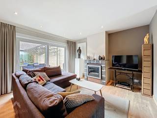 <p>Deze instapklare woning is centraal gelegen en biedt veel ruimte en wooncomfort. De inkomhal geeft toegang tot een bureel, ideaal voor thuiswerk. De lichtrijke leefruimte met zit- en eethoek sluit mooi aan op de volledig uitgeruste keuken met eetplaats. Verder zijn er een wasplaats, een afzonderlijk toilet en een praktische berging. Buiten geniet u van een zuidgerichte tuin met aangelegde zonneterrassen, perfect om in alle rust te ontspannen.</p>
<p>Op de eerste verdieping bevinden zich drie slaapkamers en een vernieuwde badkamer met inloopdouche, lavabomeubel en toilet. Via een vaste trap bereikt u de tweede verdieping. Hier vindt u een nachthal met ingemaakte kasten en een vierde en ruime vijfde slaapkamer of polyvalente ruimte. Een ideale woning voor grotere gezinnen of wie nood heeft aan extra kamers en flexibiliteit.</p>
<p><strong>Extra troeven:</strong></p>
<ul>
<li>Energiezuinig</li>
<li>Conforme keuring elektriciteit</li>
<li>Bewoonbare oppervlakte van ca. 220 m²</li>
<li>Regenwaterput</li>
<li>Droge kelder</li>
<li>Op wandelafstand van scholen, winkels en openbaar vervoer</li>
<li>Vlotte verbinding naar belangrijke in- en uitvalswegen</li>
<li>Instapklaar</li>
</ul>
<p>Deze woning is te koop <strong>ZONDER makelaar</strong> via het concept van <strong>Smart Houses</strong>. Wenst u verdere inlichtingen of een bezoek? Contacteer rechtstreeks de eigenaar via <strong>0477/70.19.98</strong>.</p>