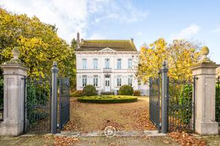 Te midden van het stille dorpsleven van Watervliet, verscholen achter een sierlijk ijzerenhekwerk, ligt een kasteeltje dat evenveel charme als...