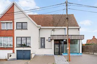 <p>TE KOOP: Ruime halfopen woning met 5 slaapkamers op centrale ligging in Waregem!</p><p>Vanafprijs, doe gerust een hoger bod!</p><p>Ontdek deze ruime halfopen woning in de Vredestraat, centraal gelegen in Waregem, op korte afstand van het administratief centrum en met een vlotte verbinding naar de belangrijkste invalswegen.<br />Ideale opportuniteit voor wie op zoek is naar veel woonruimte, een praktische indeling en tal van mogelijkheden.</p><p>INDELING: inkomhal, lichtrijke leefruimte, functionele keuken, 5 volwaardige slaapkamers, 2 badkamers, wasplaats, atelier en een polyvalente ruimte die perfect kan dienen als handelsruimte, bureau of hobbyruimte. Verder beschikt de woning over een praktische kelder, een garage, een carport en een gezellig terras.</p><p>TROEVEN:<br />- centrale ligging nabij het centrum van Waregem<br />- 5 slaapkamers en 2 badkamers<br />- garage én carport<br />- atelier en polyvalente ruimte met tal van mogelijkheden<br />- veel bergruimte dankzij kelder en wasplaats</p><p>Meer informatie of een bezoek: charlotte@immobeguin.be</p>
