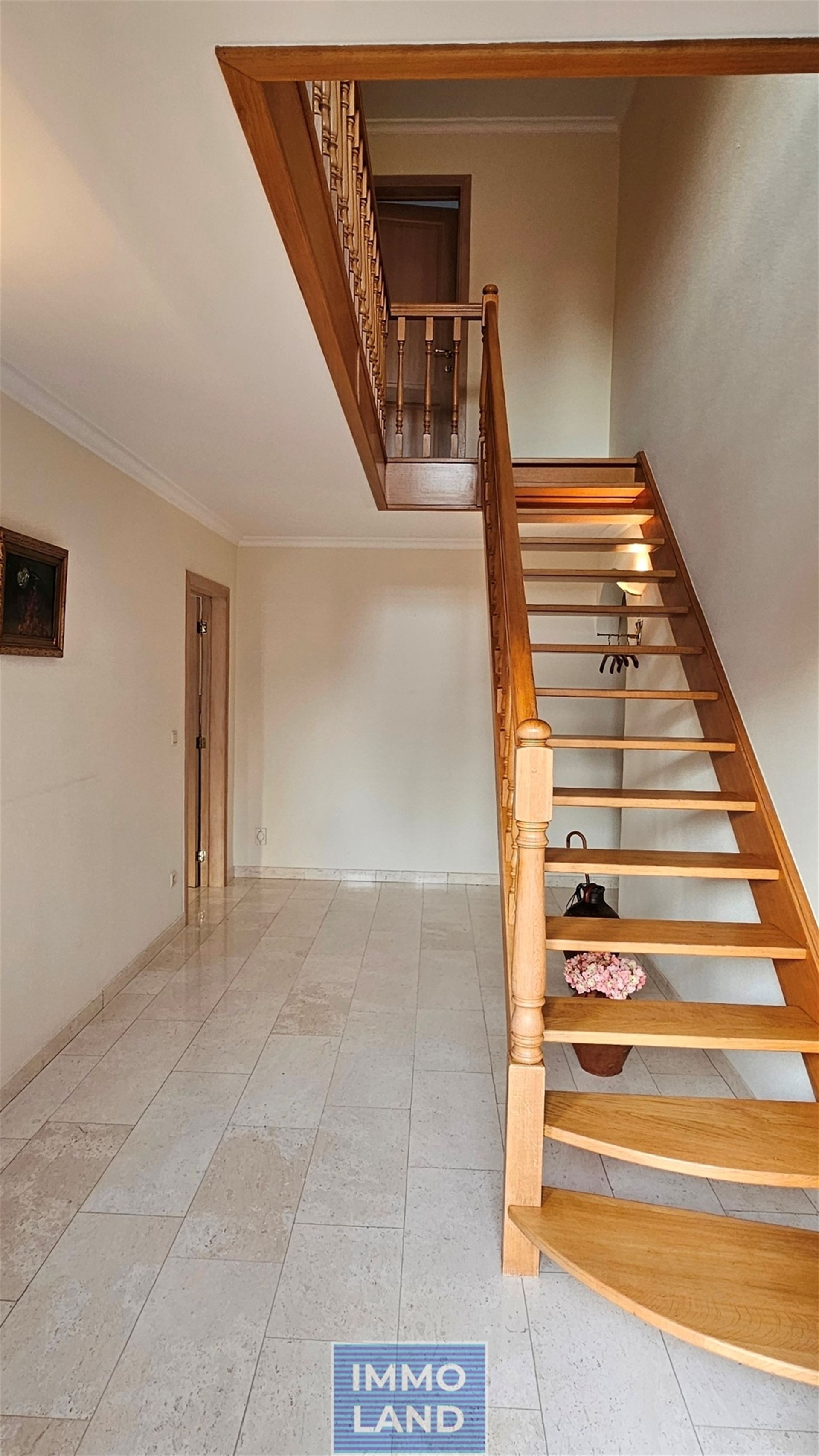 Ruime en uitstekend onderhouden open bebouwing met 4 slaapkamers, 2 badkamers en groene omgeving! - foto 5
