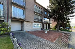 Lichtrijk appartement met 2 slaapkamers en 2 terrassen gelegen in de Fabiolalaan 175, 1ste verdieping, te Schelle (2627).<br />Welkom thuis in dit schitterende appartement, gelegen op de 1ste verdieping, van een klein verzorgd gebouw in het centrum van Schelle. Met zijn uitstekende ligging bevindt u zich op wandelafstand van winkels en openbaar vervoer, terwijl u toch geniet van de nodige rust.<br />Bij het binnenkomen komt u binnen in een ruime inkomhal. Onmiddellijk ervaart u de aangename lichtinval dankzij de grote raampartijen in de leefruimte. Deze biedt meer dan voldoende plaats voor een gezellige zit- en eethoek. Aansluitend bevindt zich de moderne, volledig uitgeruste keuken met afwasmachine, ingebouwde koelkast, oven en een keramisch vuur. Verder beschikt het appartement over 2 comfortabele slaapkamers en een verzorgde badkamer met douche/bad. Er is zowel een binnen- als buitenbergplaats aanwezig. In het gebouw is een kleine gemeenschappelijke kelder aanwezig.<br />De absolute troeven van dit pand zijn ongetwijfeld de 2 terrassen (voor- en achteraan) waarbij het achtergelegen terras uitbreidbaar is naar een groter terras, waar u heerlijk kunt ontspannen.<br />Technische specificaties:<br />•Bewoonbare oppervlakte: 86 m²<br />•Bouwjaar: 1972<br />•Slaapkamers: 2<br />•EPC-score: Label B, 172 kWh/m²jaar<br />•Beschikbaarheid: momenteel nog verhuurd<br />•Troeven: ligging, alle ruimtes zijn volledig bekleed met laminaat, klein gebouw met zeer lage vaste kosten, zuinige condensatieketel.<br />Vraagprijs appartement: € 249.000. <br />Gedaan met zoeken naar parkeerplaats! Bij het appartement hoort een private, veilige garagebox in het gebouw. De aankoop hiervan is verplicht en bedraagt € 20.000 wat de totale investering op € 269.000 brengt. Dit garandeert u comfort en extra opslagruimte.<br />