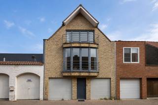 Deze unieke woning is uitstekend gelegen in de Paviljoenstraat, op wandelafstand van de Grote Markt en alle voorzieningen die het stadscentrum van Veurne te bieden heeft. Dankzij de aanwezigheid van een lift en twee ruime garages biedt deze eigendom een uitzonderlijk wooncomfort.Zoek je immo in Veurne? Lees dan zeker verder.INDELINGGelijkvloers:- inkomhal met lift- twee ruime garages met tal van opbergmogelijkheden- apart toilet1e verdieping:- ruime en lichtrijke leefruimte met gezellige gashaard- volledig geïnstalleerde keuken met kookeiland- praktische berging/wasruimte- gastentoilet2e verdieping:- ruime nachthal- ruime slaapkamer met extra berging- badkamer met dubbel wasmeubel, ligbad en douche- apart toilet- bureau of dressing met plooitrap naar de zolderTROEVEN- centrale ligging nabij de Grote Markt- lift aanwezig- twee garages- veel bergruimte- instapklare en comfortabele woning- 3 toiletten- geschikt voor eigen bewoning als investeringBestuursmaatregelen in het maatregelenregister: nee