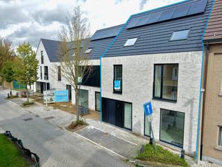 Benieuwd naar deze woning? <br />Wijsvastgoed zet de deuren open op zaterdag 19/09/2026 van 14u tot 16u!<br />---------------------<br /><br />Ontdek deze energiezuinige nieuwbouwwoning in een kleinschalig project van slechts 5 nieuwe eengezinswoningen op een rustige locatie in de Achterstraat vlakbij alles!<br /><br />De woning beschikt over een lichtrijke leefruimte met open keuken, praktische bijkeuken, ruime berging en gastentoilet. Op de eerste verdieping bevinden zich 3 volwaardige slaapkamers en een stijlvolle badkamer met ligbad, inloopdouche en dubbele lavabo. De ruime zolder, voorzien van alle nodige aansluitingen, biedt tal van mogelijkheden als extra slaapkamer, hobbyruimte of bureau.<br /><br />Dankzij zonnepanelen, een lucht/water warmtepomp, ventilatiesysteem D, hoogrendementsbeglazing en een volledig isolatiepakket geniet u van een uiterst energiezuinige woning. Aankoop aan 6% BTW is mogelijk mits voldoen aan de voorwaarden!<br /><br />Eigen keuze naar afwerking in samenspraak met de ontwikkelaar!<br /><br />Troeven:<br />- Kleinschalig nieuwbouwproject van 5 woningen<br />- Rustige ligging in centrum Ertvelde<br />- 3 slaapkamers + ruime zolderverdieping met vaste trap (4de slaapkamer)<br />- Zonnepanelen, warmtepomp en ventilatiesysteem D<br />- Ruime leefruimte met open keuken<br />- Praktische bijkeuken en extra berging<br />- Mogelijkheid aankoop aan 6% BTW<br /><br />De totaalprijs bedraagt 483.600 euro (excl. notariskosten)!<br />Hier zitten de 12% registratierechten en 6% BTW al in opgenomen!<br /><br />De ideale instapklare woning voor gezinnen of voor wie graag centraal in Ertvelde woont, met alle ruimte, comfort en rust binnen handbereik.<br />Meer info of een bezoek? Stuur gerust een e-mail naar hallo@wijsvastgoed.be, dan bellen wij u op voor een WIJS bezoek !