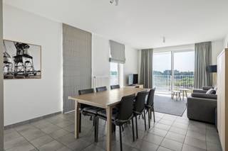 <p>Op de vijfde verdieping van een recent gebouw (2016) wacht een lichtrijk appartement waar ruimte en comfort perfect samenkomen. De royale leefruimte met open keuken baadt in het daglicht en vormt het hart van de woning. Via het grote schuifraam wandel je zo het zonnige terras op.</p>
<p>Met drie volwaardige slaapkamers is er ruimte voor het hele gezin, een thuisbureau of logeerkamer. De master beschikt over een ensuite badkamer, terwijl een aparte douchekamer extra comfort biedt.</p>
<p>Ook de ligging scoort. Vlakbij verbind je moeiteloos met de Ring en de E313, terwijl je voor een wandeling of een sportieve pauze zo richting Rivierenhof trekt. Winkels, scholen, openbaar vervoer en het bruisende centrum van Antwerpen bevinden zich bovendien op slechts enkele minuten.</p>
<p>Een privatieve kelderberging is inbegrepen en een ondergrondse autostaanplaats is optioneel aan te kopen voor € 25.000</p>
<p>Hier woon je niet alleen. Hier kom je thuis. Interesse? Maak dan snel een afspraak via info@jamar.immo of 03 435 31 33.</p>
<p>Vg, Wg, Gmo, Gvkr, geen overstromingsgevoelig gebied. Geen opname in het maatregelenregister.</p>