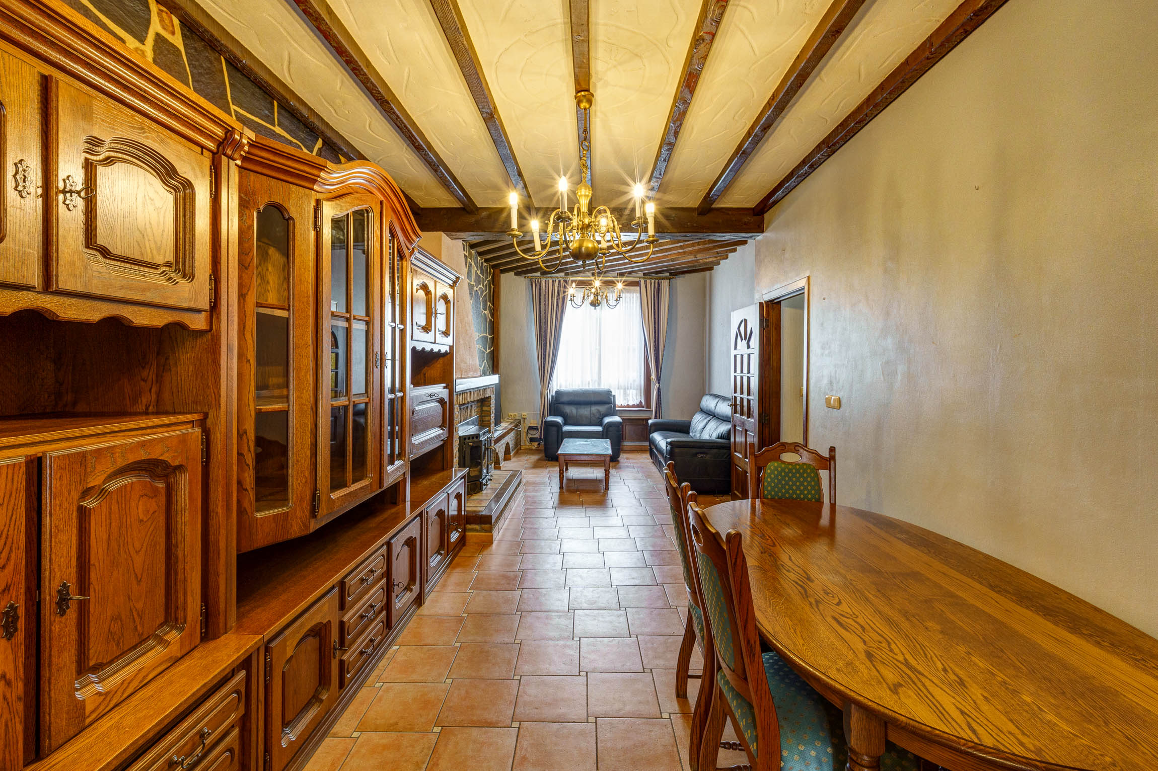 Ruime te moderniseren gezinswoning met 6 slpkms en grote tuin ! - foto 5