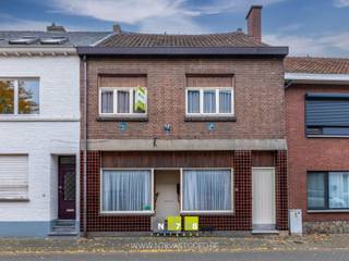 VOLLEDIG TE RENOVEREN RIJWONING MET 3 SLAAPKAMERS OP EEN PERCEEL VAN 1A10CA IN HET CENTRUM VAN STOKKEM.TROEVEN- Gelegen in het centrum van Stokkem.-...