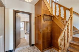 Welkom op de Bretheistraat 108 in Genk.<br /><br />Bent u op zoek naar een half open bebouwing op een gunstige en gegeerde locatie in Genk (Bret)?<br />Bent u op zoek naar een woning dewelke u naar uw eigen wensen kan renoveren?<br />Dan is deze woning met 4 slaapkamers precies wat u zoekt.<br /><br />Deze woning werd oorspronkelijk gebouwd in 1954 op een perceel van 3a 75ca. <br /><br />Met een netto bewoonbare oppervlakte van ca. 145 m² en een bruikbare oppervlakte van ca. 187 m² biedt deze woning verrassend veel ruimte en mogelijkheden voor gezinnen of kandidaat-kopers die wonen en werken willen combineren.<br /><br />Neem een kijkje via onderstaande video:<br />https://player.vimeo.com/video/1213577752<br /><br />Troeven van de woning:<br />✔ Geen renovatieverplichting (D label)<br />✔ 4 slaapkamers <br />✔ Riante badkamer<br />✔ Ruim terras aanwezig<br />✔ Voldoende parkeergelegenheid<br />✔ ...<br /><br />Indeling<br /><br />Kelder: 9 m²<br />De woning beschikt over een praktische kelderberging.<br /><br />Gelijkvloers: 67 m² <br />Het gelijkvloers bestaat uit: inkomhal, woonkamer, eetkamer, keuken, toilet en badkamer.<br /><br />Verdiep 1: 51 m²<br />Via de vaste trap bereikt u het verdiep.<br />Dit verdiep beschikt over een nachthal, twee slaapkamers en een geïnstalleerde badkamer.<br /><br />Verdiep 2: 27 m²<br />Via de vaste trap bereikt u het twee verdiep.<br />Dit verdiep beschikt over een nachthal en twee slaapkamers.<br /><br />Tuin:<br />Buiten beschikt u over een royaal terras en twee praktische bergingen (24 m² en 9 m²), die bovendien de mogelijkheid bieden om omgebouwd te worden tot een garage.<br />De tuin is gedeeltelijk omheind en aangelegd.<br /><br />Documenten<br />Het EPC-verslag, elektrische keuring, asbestattest en de grondplannen kan u eenvoudig downloaden in bijlage.<br /><br />Interesse in een bezichtiging?<br />Bel ons via 089 391 555 of mail naar info@frerevastgoed.be.<br /><br />* Opmetingen van de binnenmaten zijn indicatief en kunnen licht afwijken.