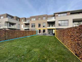 <br />Bent u op zoek naar een modern, comfortabel appartement met groot terras EN tuin in Leuven? Dan is dit gelijkvloers appartement in de groene en rustige wijk Ooiendonk een echte kans. Het appartement maakt deel uit van een goed onderhouden gebouw en is instapklaar.<br />U wordt verwelkomd in de inkomhal met toegang tot de ruime, lichte woonkamer met open keuken. Verder beschikt het appartement over twee slaapkamers en een badkamer met bad. Een handige berging met aansluiting voor uw wasmachine maakt het geheel compleet.<br />Een absolute troef is de tuin aansluitend aan het ruime terras, perfect om te genieten van het buitenleven. Bovendien beschikt u over een kelder, een garagebox EN een ondergrondse autostaanplaats.<br />De hoogwaardige afwerking en de EPC-score van B maken dit appartement zowel stijlvol als energiezuinig.<br />De ligging is uitstekend: rustig en groen, maar toch op korte afstand van winkels, scholen en het openbaar vervoer. Het centrum van Leuven is eenvoudig bereikbaar, waardoor u optimaal kan genieten van het stadsleven zonder in te leveren op rust.<br />Dit appartement combineert comfort, moderne afwerking en een ideale locatie. Het is de perfecte keuze voor wie een instapklare woning met tuin zoekt in Leuven, waarbij u tevens het genot krijgt van een garagebox, ondergrondse autostaanplaats en kelderberging.