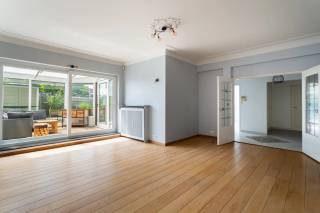 Dans la Lange Leemstraat, idéalement situé à proximité de la Banque Nationale, de la place du Théâtre et du Parc de la Ville, découvrez cet appartement penthouse clé en main avec une grande terrasse ensoleillée. Son emplacement central offre une excellente accessibilité ainsi qu'un large éventail de commerces, restaurants, terrasses conviviales et transports en commun, pour profiter pleinement de la vie urbaine dynamique.<br /><br />Des portes en verre authentiques mènent à un séjour chaleureux où le parquet en bois et le feu à gaz créent une ambiance accueillante. La véranda attenante forme un superbe espace de vie ouvert baigné de lumière naturelle. Depuis le séjour, vous accédez à la vaste terrasse ensoleillée, un endroit idéal pour se détendre. La cuisine entièrement équipée avec coin repas est attenante au salon, tandis que la salle à manger séparée, grâce à ses fenêtres coulissantes donnant également sur la terrasse, est parfaite pour des dîners conviviaux en famille ou entre amis.<br /><br />L'appartement comprend également deux chambres spacieuses, un dressing séparé et une grande salle de bains avec baignoire, douche, lavabo avec meuble de rangement et toilettes. Une disposition pratique et confortable qui répond parfaitement aux exigences d’un cadre de vie agréable.<br /><br />En supplément, l’appartement bénéficie d’une cave privative incluse dans le prix.<br /><br />En résumé, un appartement penthouse prêt à emménager, offrant tout le confort, une grande terrasse ensoleillée et un emplacement de premier choix au cœur vibrant d'Anvers.<br /><br />Intéressé ? Contactez LISTED pour une visite : +32 3 283 51 51