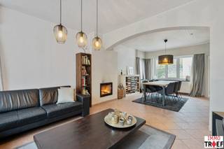 Deze mooi afgewerkte halfopen bebouwing is gelegen in een rustige straat in Lebbeke vlakbij openbaar vervoer, winkels, scholen. Indeling: een...