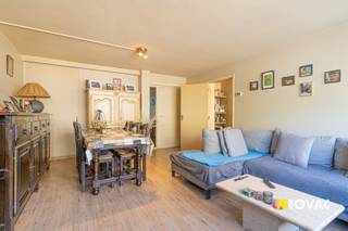 Dit appartement is ideaal gelegen in het centrum, op wandelafstand van openbaar vervoer, winkels en andere voorzieningen.<br /><br />Het appartement bevindt zich in een verzorgd gebouw met lift en omvat de volgende indeling: inkomhal, lichtrijke leefruimte, ingerichte keuken, twee slaapkamers waarvan één met toegang tot een rustig gelegen terrasje aan de achterzijde. Verder beschikt het appartement over een praktische berging, een badkam en een extra terras aan de voorzijde.<br /><br />Op het gelijkvloers is er een privatieve autostandplaats en een eigen berging inbegrepen. Daarnaast is er een gemeenschappelijke fietsenberging beschikbaar voor de bewoners.<br /><br />Het appartement wordt momenteel verhuurd (betalingen verlopen correct). <br /><br />Troeven op een rij:<br /><br />- Centrale ligging, nabij openbaar vervoer en faciliteiten<br />- EPC-label B – energiezuinig wonen<br />- Inclusief autostandplaats<br />- Twee terrassen (voor- en achteraan)<br />- CV op aardgas<br />- Lift aanwezig