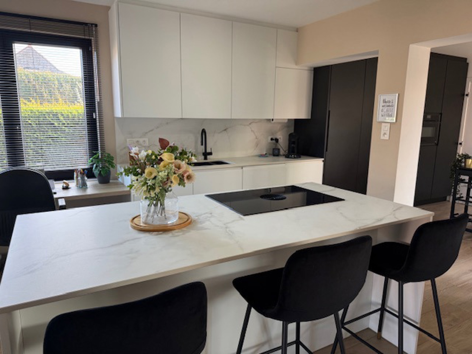 Gezellige kwalitatief volledige gerenoveerde woning met 3 slpks op 9 are 56 ca. - foto 2